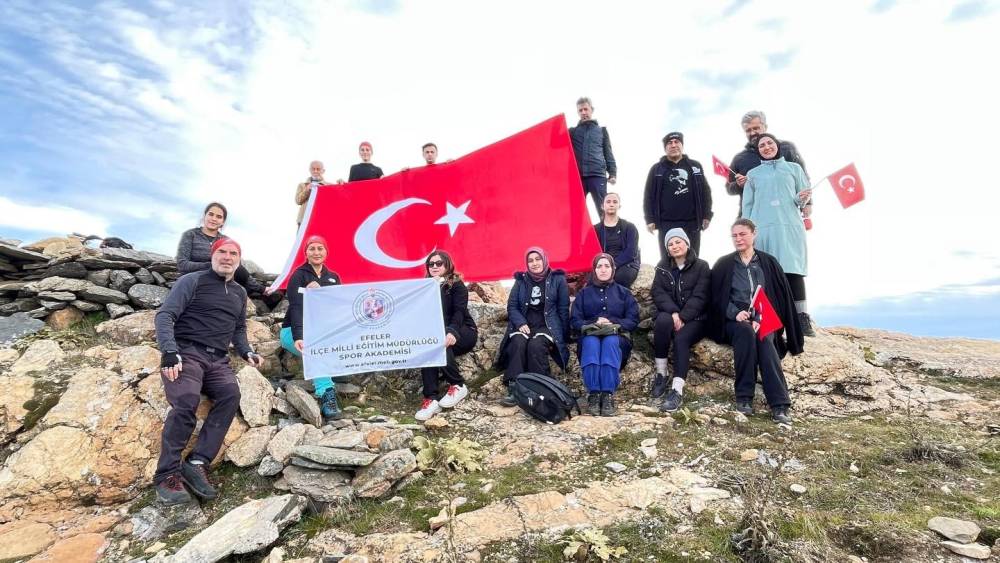Şehitler i&ccedil;in zirveye tırmandılar
