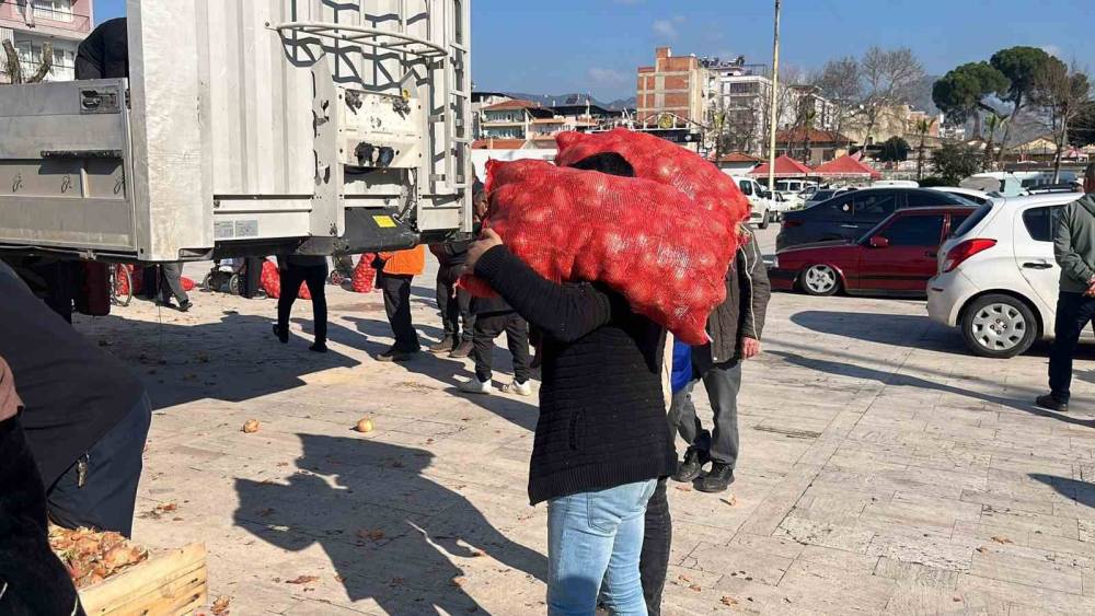 Hayır i&ccedil;in dağıtılan tonlarca soğan bir saatte t&uuml;kendi