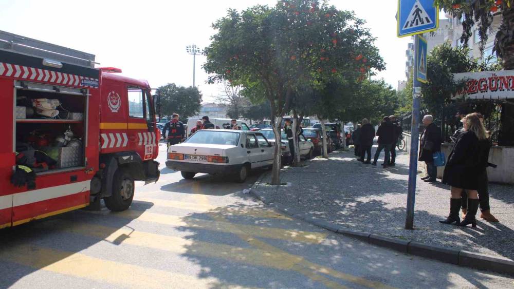 Ara&ccedil;tan duman &ccedil;ıkıyor  ihbarı ekipleri harekete ge&ccedil;irdi