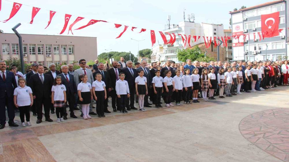 Aydın’da 23 Nisan kutlamaları çelenk töreni ile başladı
