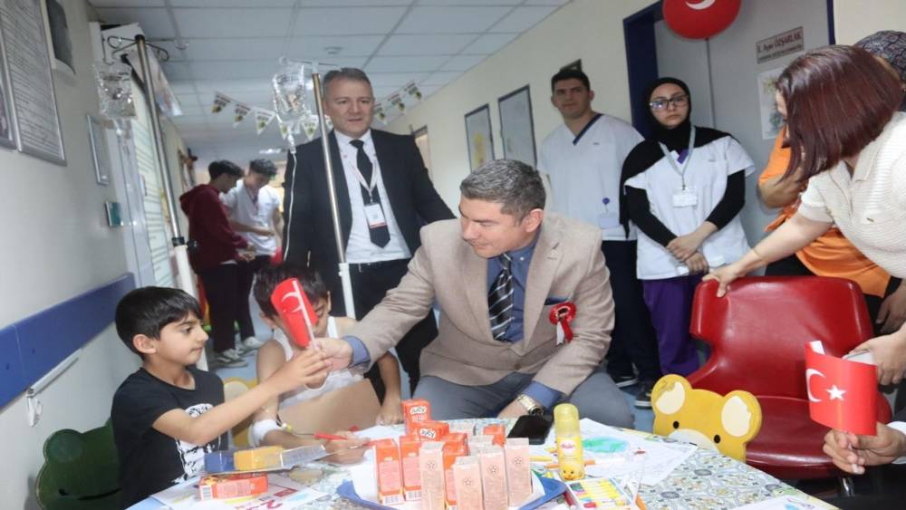 S&ouml;ke Devlet Hastanesi&rsquo;nde minik hastalara 23 Nisan s&uuml;rprizi
