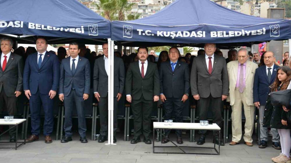 Kuşadası Ticaret Odası y&ouml;netimi 23 Nisan coşkusuna ortak oldu
