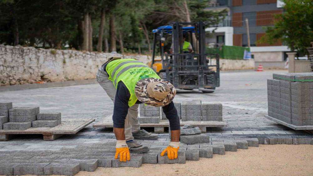 KUŞADASI BELEDİYESİ YOL YAPIM ÇALIŞMALARINA DEVAM EDİYOR