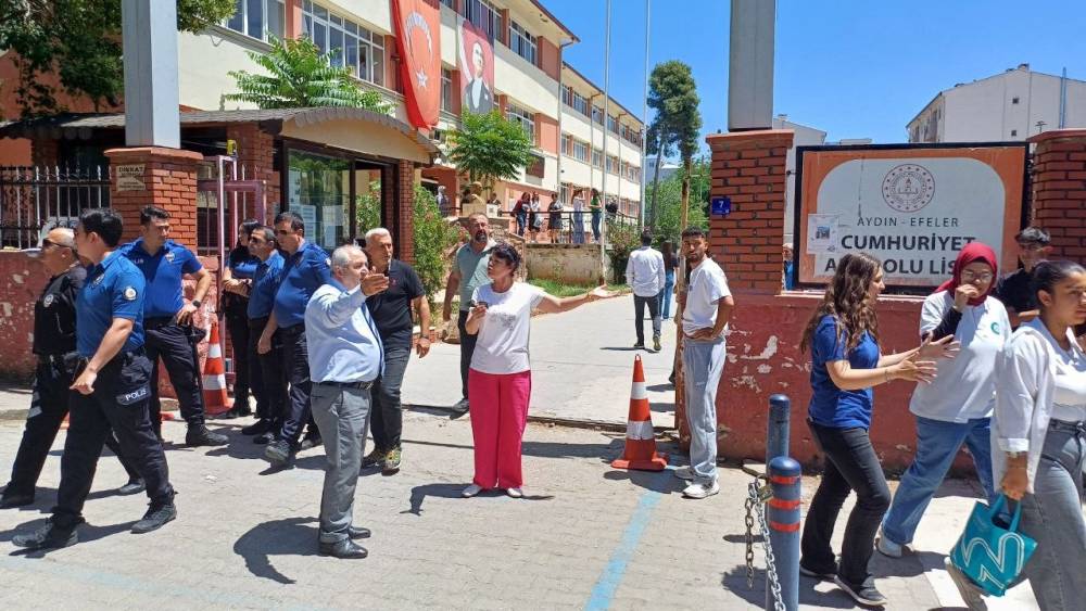 Lise önünde öğretmen ve kurye kavgası
