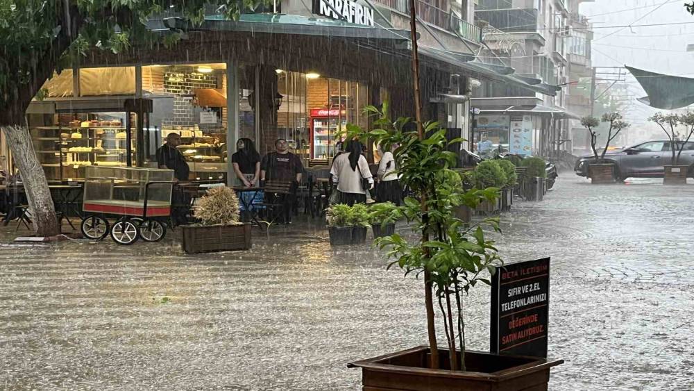 İncirliova&rsquo;da sağanak ve fırtına etkili oldu
