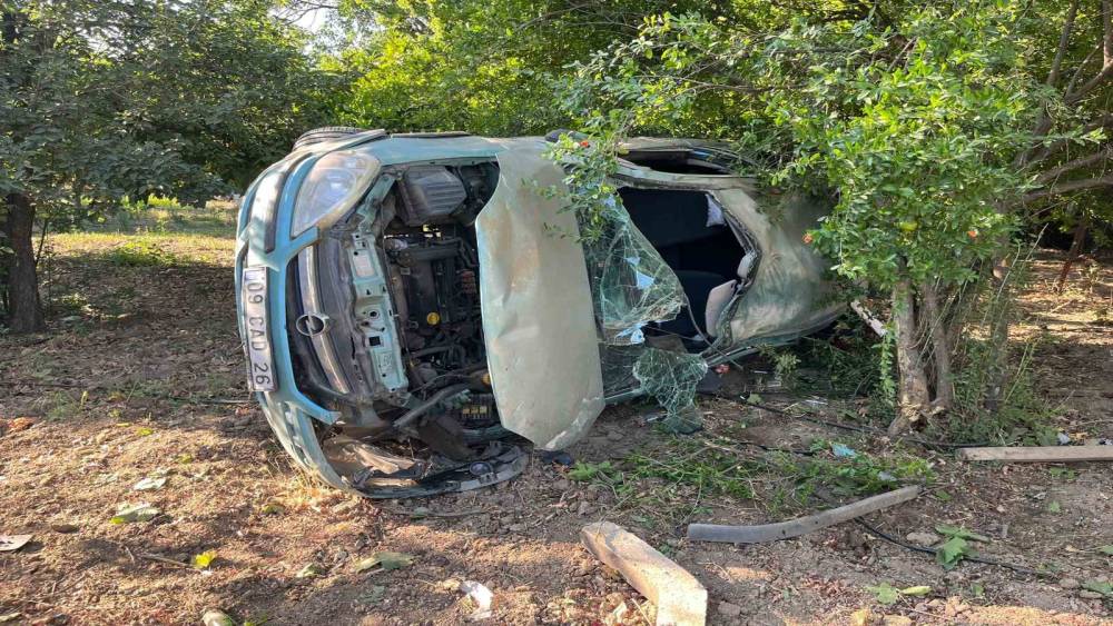 OTOMOBİL TARLAYA GİRDİ: 4 YARALI 