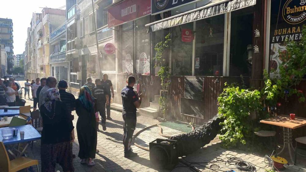 İŞYERİNİN MUTFAĞINDAKİ YANGIN PANİKLETTİ 