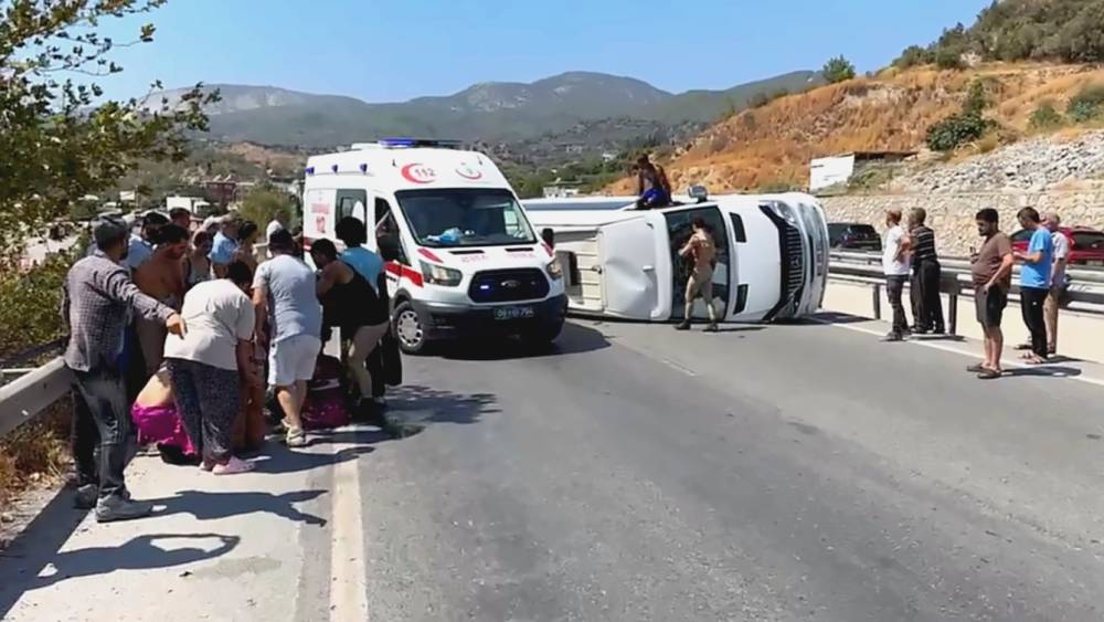 Turistleri taşıyan midibüs devrildi: 7 yaralı
