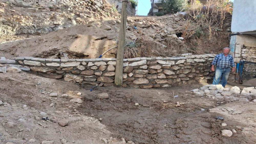Esentepe Mahallesi&rsquo;nde &ccedil;evre d&uuml;zenleme &ccedil;alışmaları s&uuml;r&uuml;yor