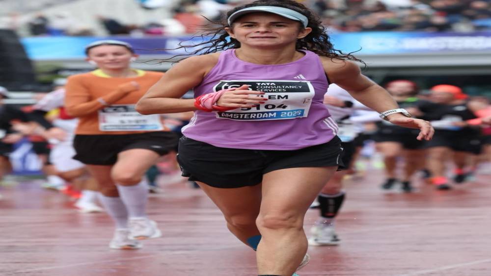 Aydınlı &ouml;ğretmen 42 kilometrelik maratonu rekoruyla tamamladı

