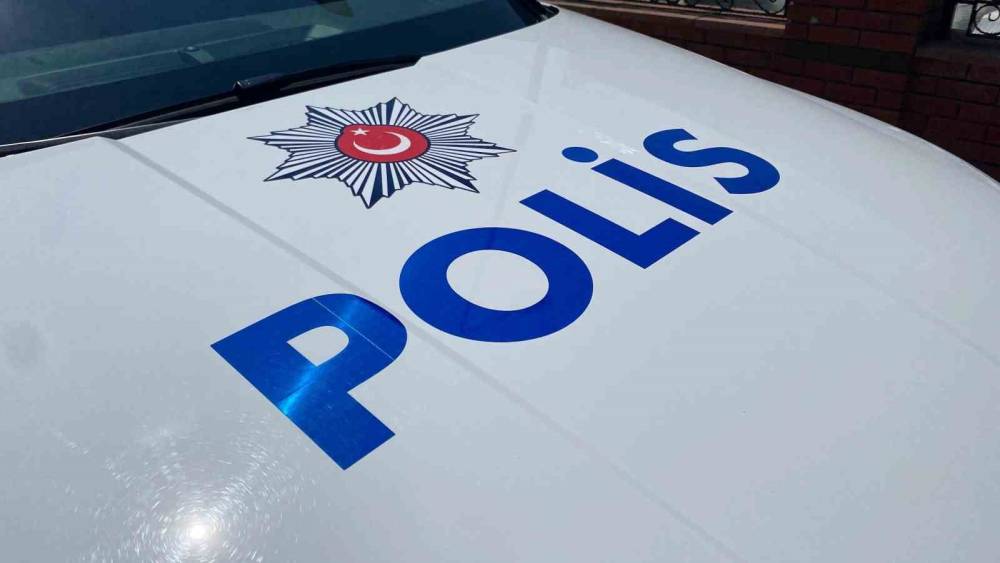 Kuşadası&rsquo;nda 9 su&ccedil;tan aranan firari yurt dışına ka&ccedil;amadan yakalandı