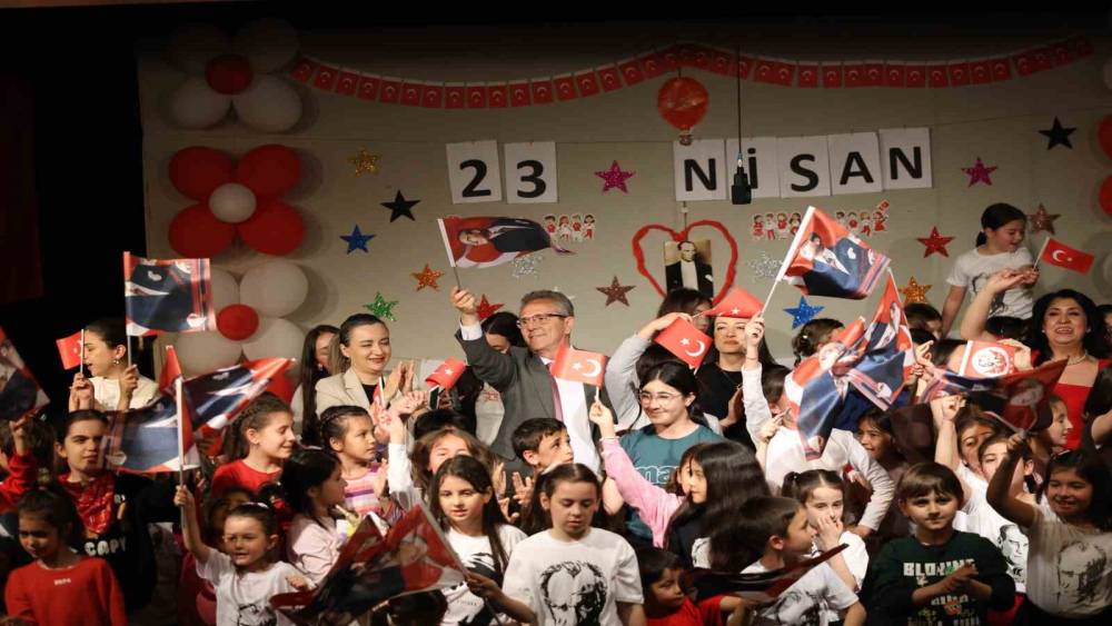 Nazilli&rsquo;de sahne minik oyuncuların oldu
