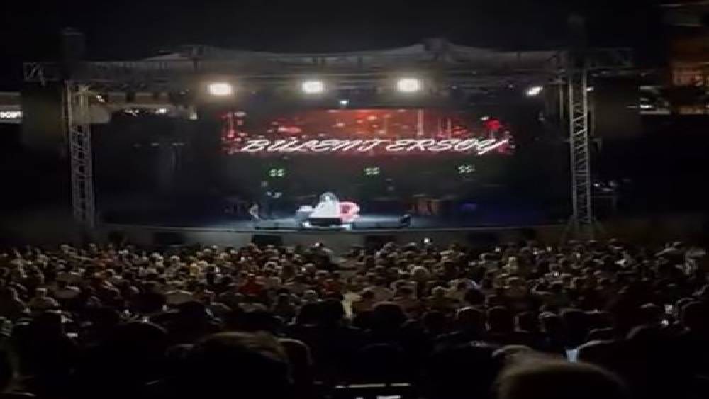 Kuşadası AVM&rsquo;de sahne alan B&uuml;lent Ersoy&rsquo;dan ağza alınmayacak k&uuml;f&uuml;rler
