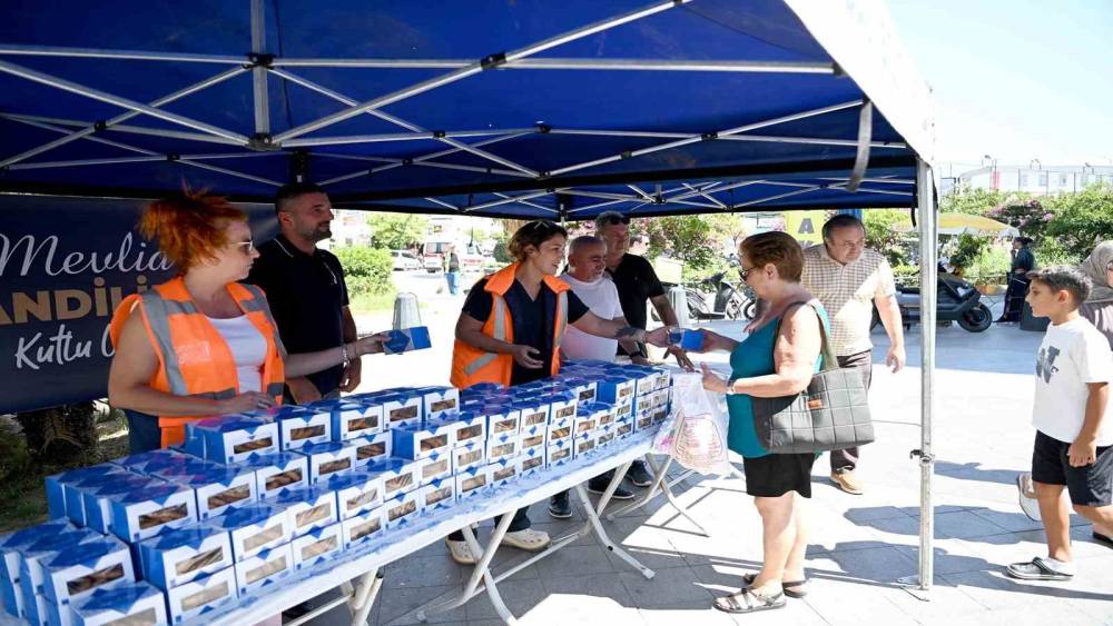 Kuşadası&rsquo;nda Mevlit Kandili&rsquo;nde vatandaşlara kandil simidi ikramı
