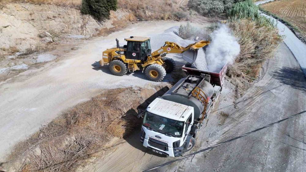 Efeler Belediyesi yol &ccedil;alışmalarını s&uuml;rd&uuml;r&uuml;yor
