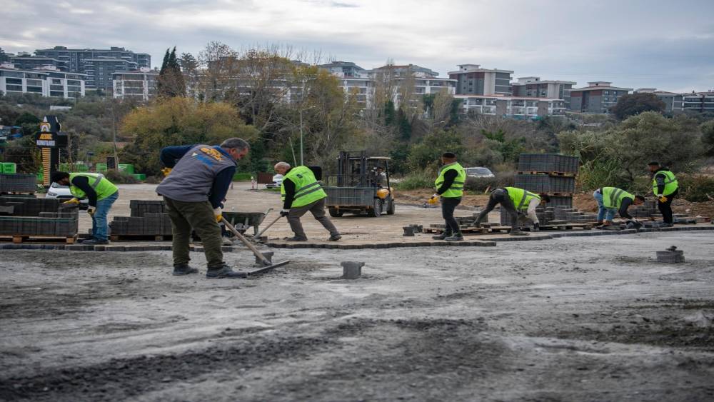 Kuşadası Belediyesi kente modern ve konforlu yollar kazandırıyor