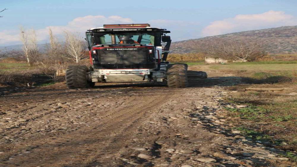 Bozdoğan Belediyesi&rsquo;nden ova yollarında &ccedil;alışma