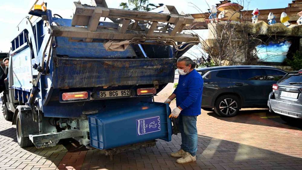 Kuşadası&rsquo;nda geri d&ouml;n&uuml;şt&uuml;r&uuml;lebilir atıklar toplandı