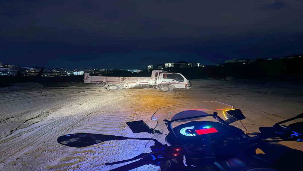 Kuşadası&rsquo;nda ka&ccedil;ak moloz d&ouml;kerken su&ccedil;&uuml;st&uuml; yakalanan kamyonet s&uuml;r&uuml;c&uuml;s&uuml;ne ceza
