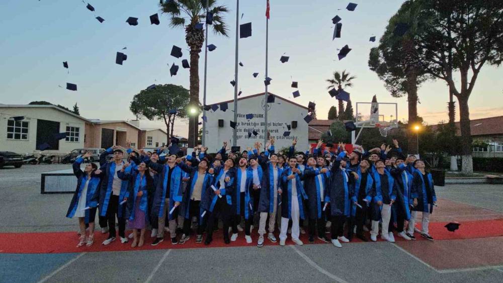 Nazilli’de meslek liselilerinin mezuniyet sevinci
