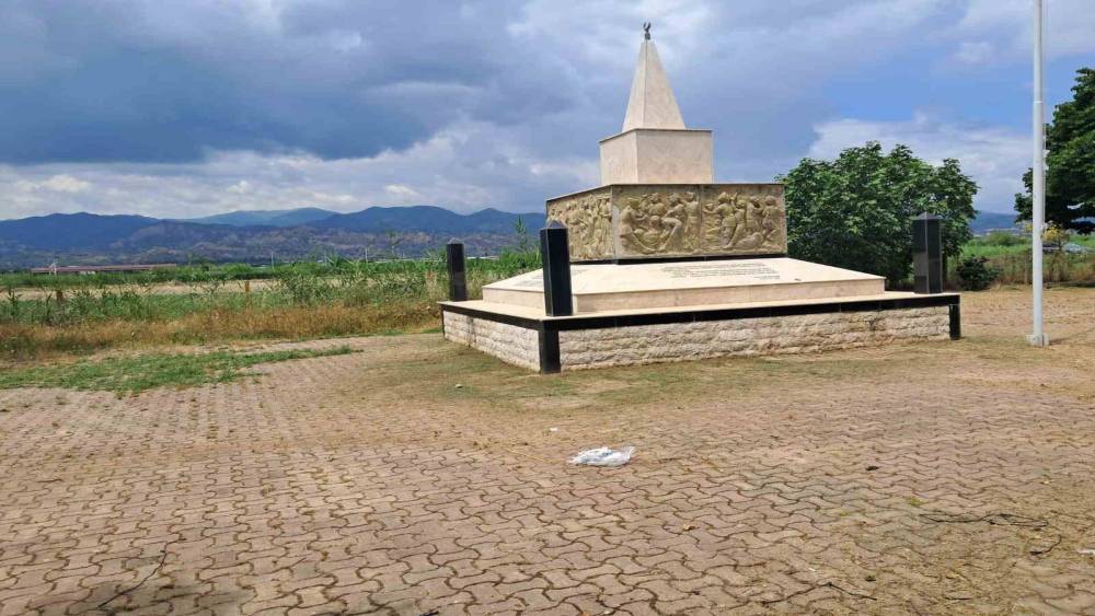 Başkan Yıldırımkaya, şehitliği kirletenlere tepki g&ouml;sterdi
