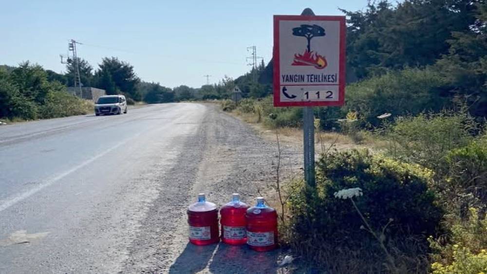 YANGINLA MÜCADELE İÇİN YOL KENARLARINA SU ÇÖZÜMÜ 