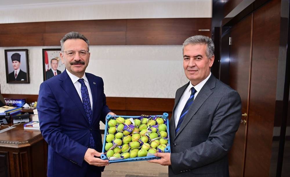 Başkan Erol, sezonun ilk incirini Vali Aksoy’a takdim etti