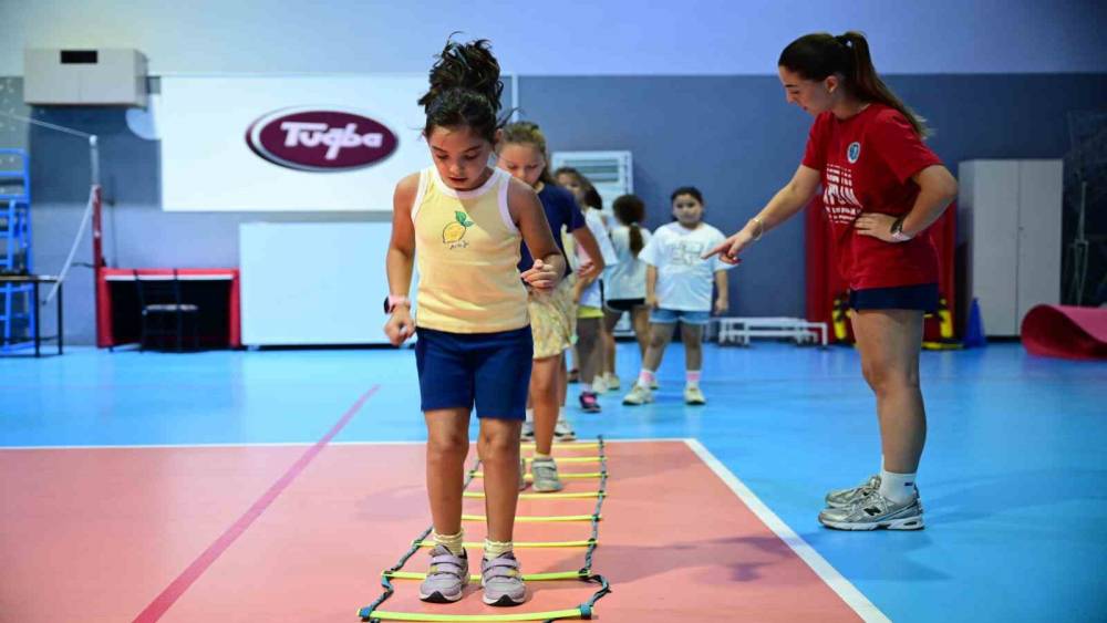 Aydın B&uuml;y&uuml;kşehir&rsquo;in &uuml;cretsiz voleybol kurslarına yoğun ilgi
