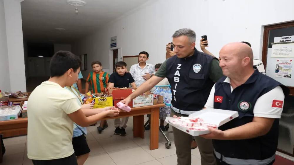 İncirliova&rsquo;da kandil gecesi camilerde ikram dağıtıldı
