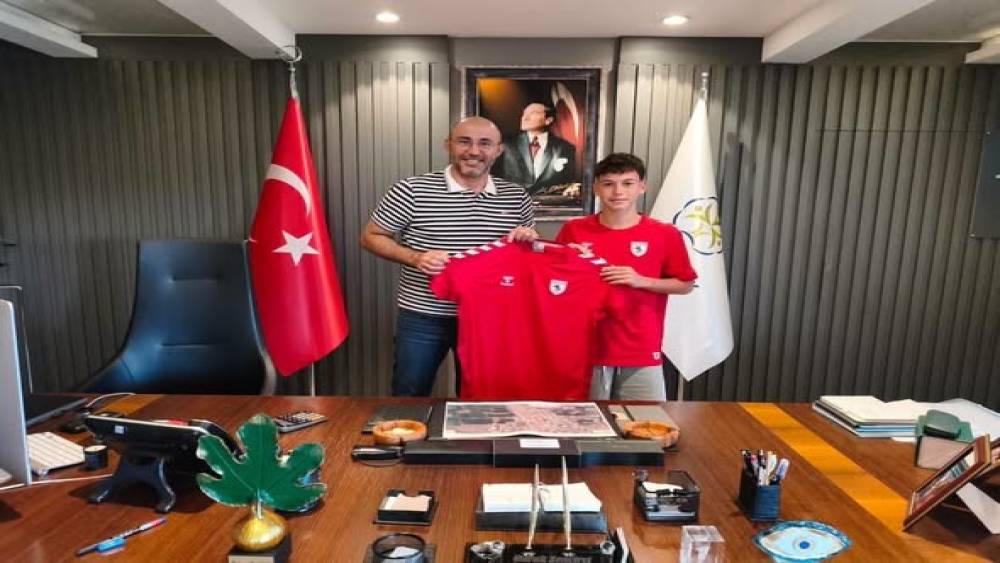 Samsunspor&rsquo;un gen&ccedil; oyuncusu Kuzey&rsquo;den Başkan Zencirci&rsquo;ye forma jesti
