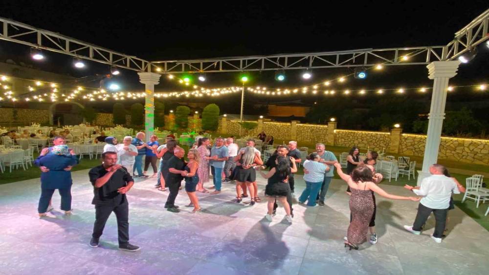 B&ouml;yle d&uuml;ğ&uuml;n g&ouml;r&uuml;lmedi: "Damat var, gelin yok"

