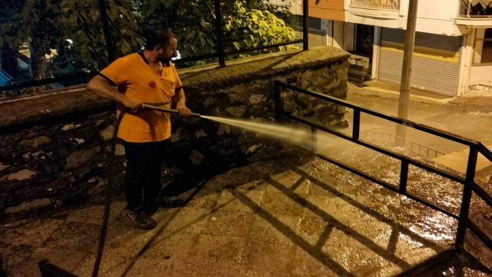 Efeler&rsquo;de temizlik &ccedil;alışmaları aralıksız s&uuml;r&uuml;yor
