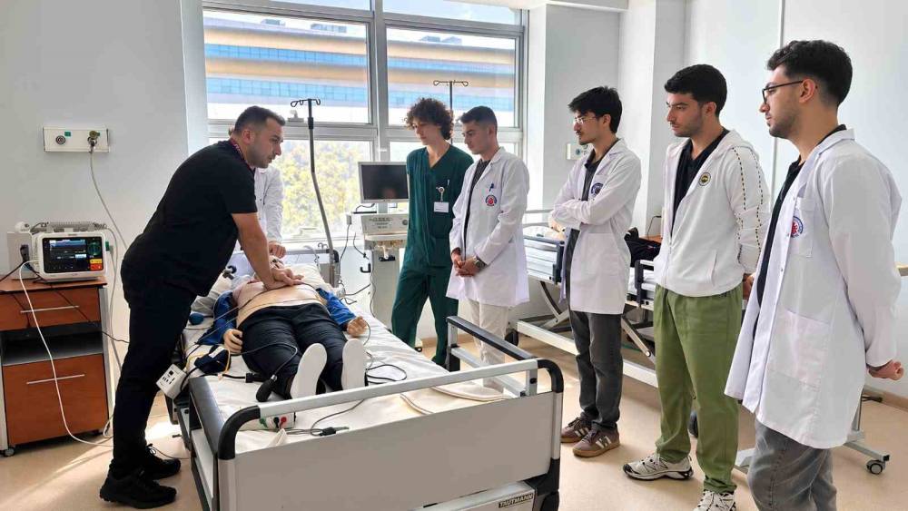 AD&Uuml;&rsquo;de Sim&uuml;lasyon Temelli Acil M&uuml;dahale Eğitimi ger&ccedil;ekleştirildi