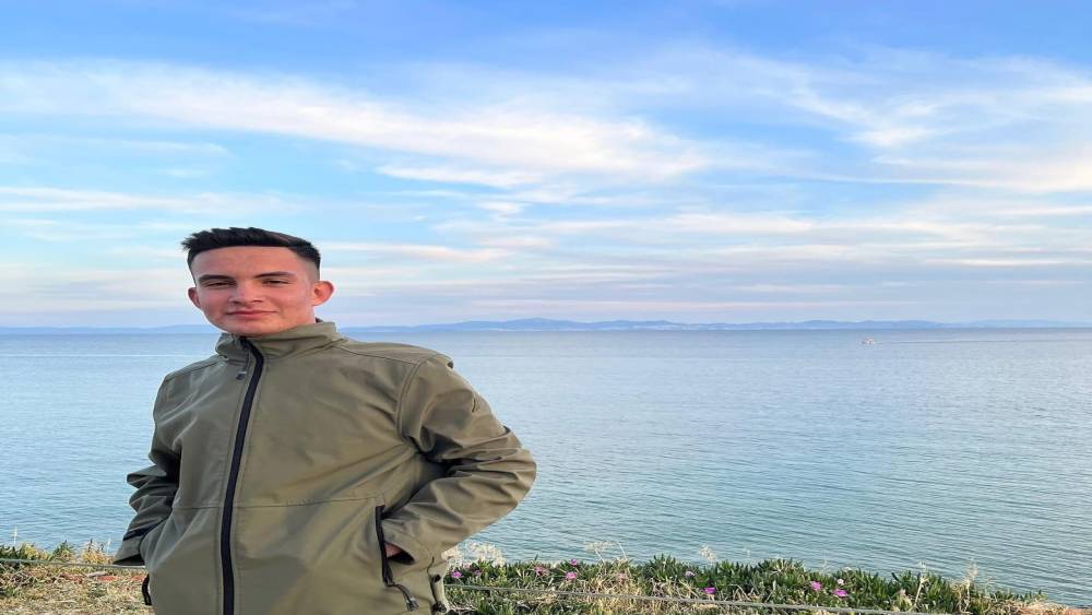 Düğün dönüşü bariyerlere çarpan genç sürücü hayatını kaybetti
