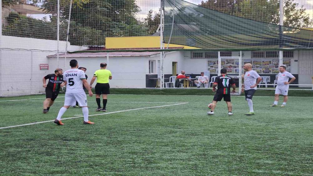 Kuşadası’nda Görev Şehitleri Turnuvası’nda çeyrek final heyecanı başladı