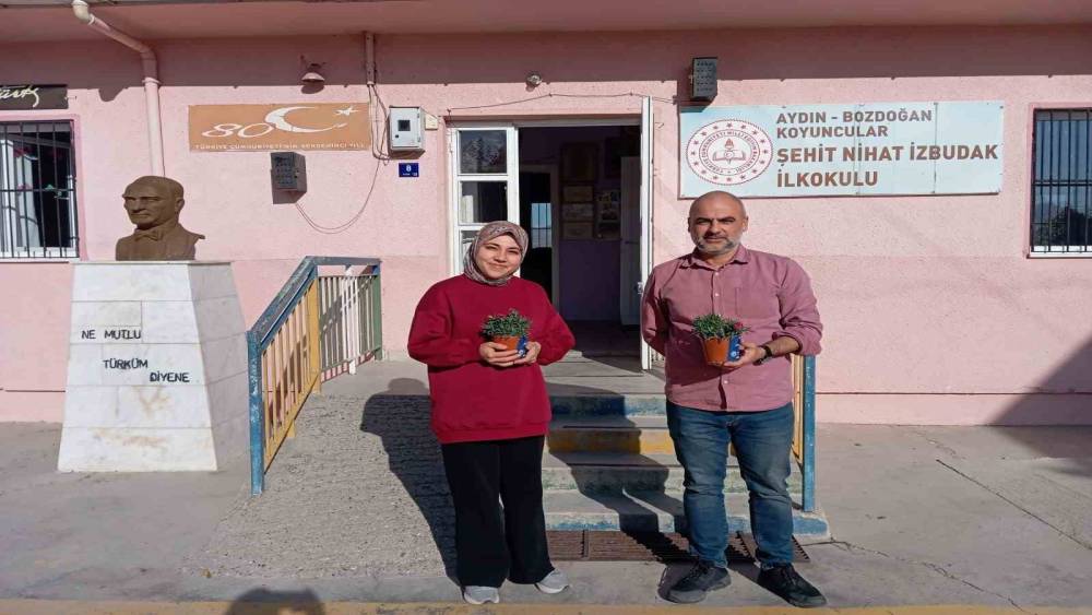 Bozdoğan Belediyesi’nden öğretmenlere karanfil çiçeği
