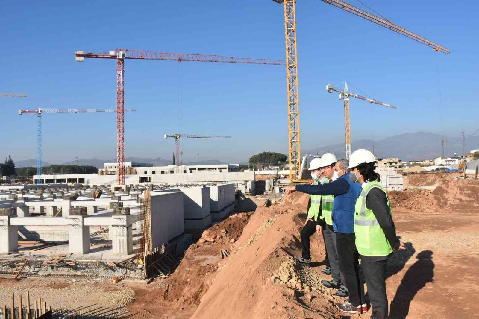 Vali Yardımcısı Şahin Şehir Hastanesi inşaatında incelemelerde bulundu