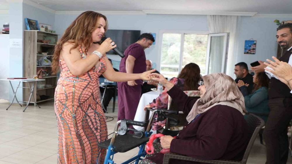 S&ouml;ke Huzur Evi&rsquo;nde erken yeni yıl kutlaması renkli ge&ccedil;ti
