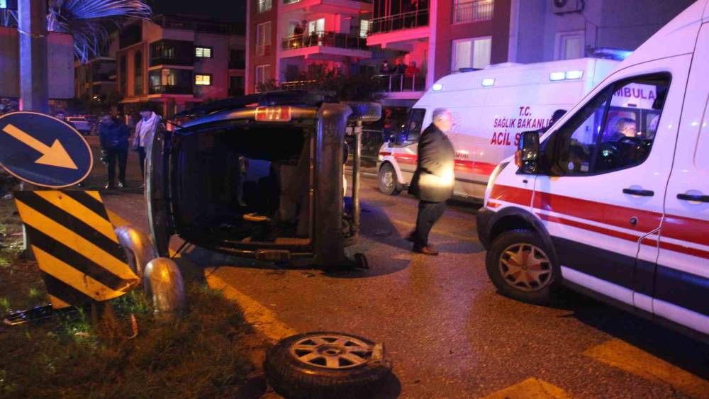 Otomobille &ccedil;arpışan ticari ara&ccedil; yan yattı: 7 yaralı