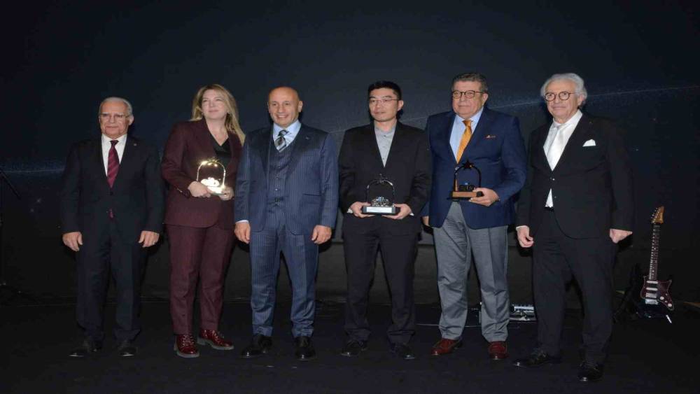 EGE&rsquo;DE İHRACATIN YILDIZLARI BELİRLENDİ: UĞUR SOĞUTMA&rsquo;YA &Ccedil;İFTE &Ouml;D&Uuml;L