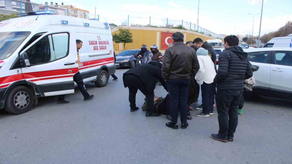 Kavşak i&ccedil;indeki kazada s&uuml;r&uuml;c&uuml; yaralandı
