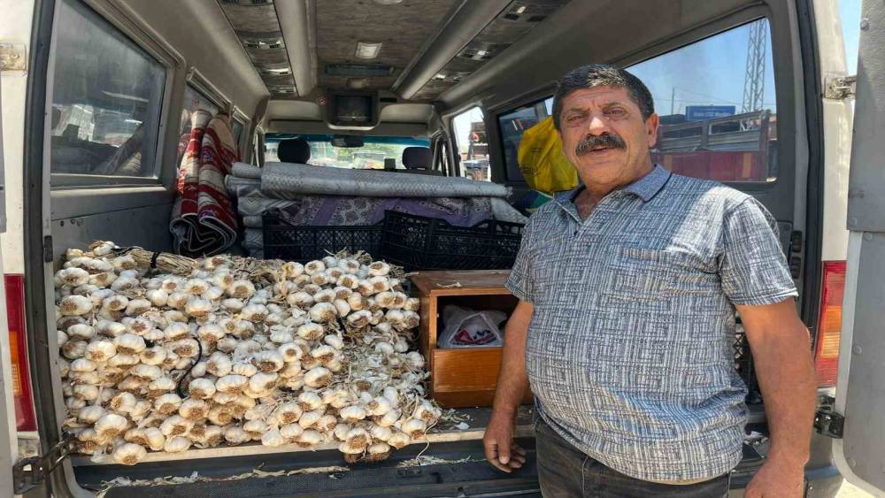 MİNİBÜSÜYLE ÜRÜN SATIP AİLESİNE BAKIYOR 