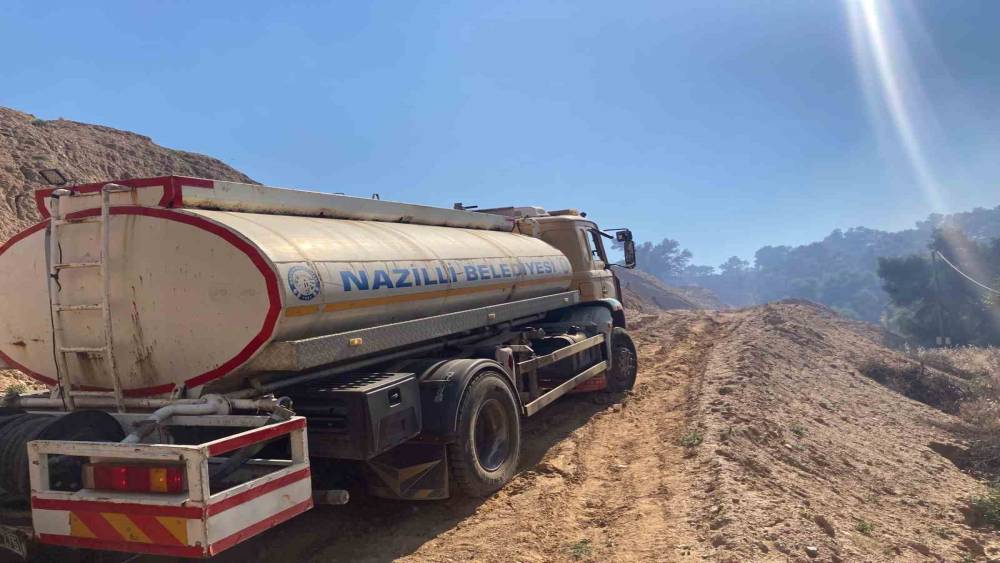 Nazilli Belediyesi ekipleri Bozyurt&rsquo;taki yangın s&ouml;nd&uuml;rme &ccedil;alışmalarına destek veriyor
