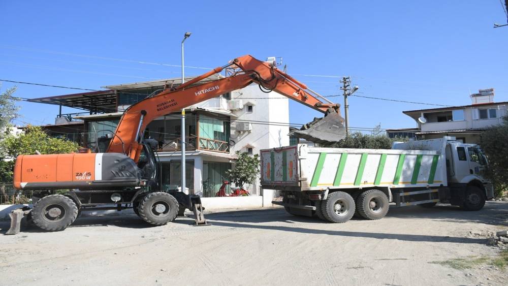 Kuşadası&rsquo;nda 12 bin metrekarelik yeni yol &ccedil;alışması başladı
