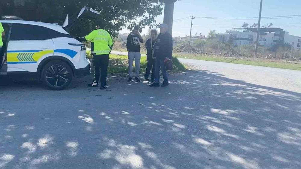 Kanala uçup ters dönen araçtan burunları bile kanamadan çıktılar