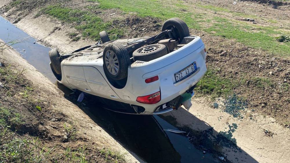 Kanala uçup ters dönen araçtan burunları bile kanamadan çıktılar