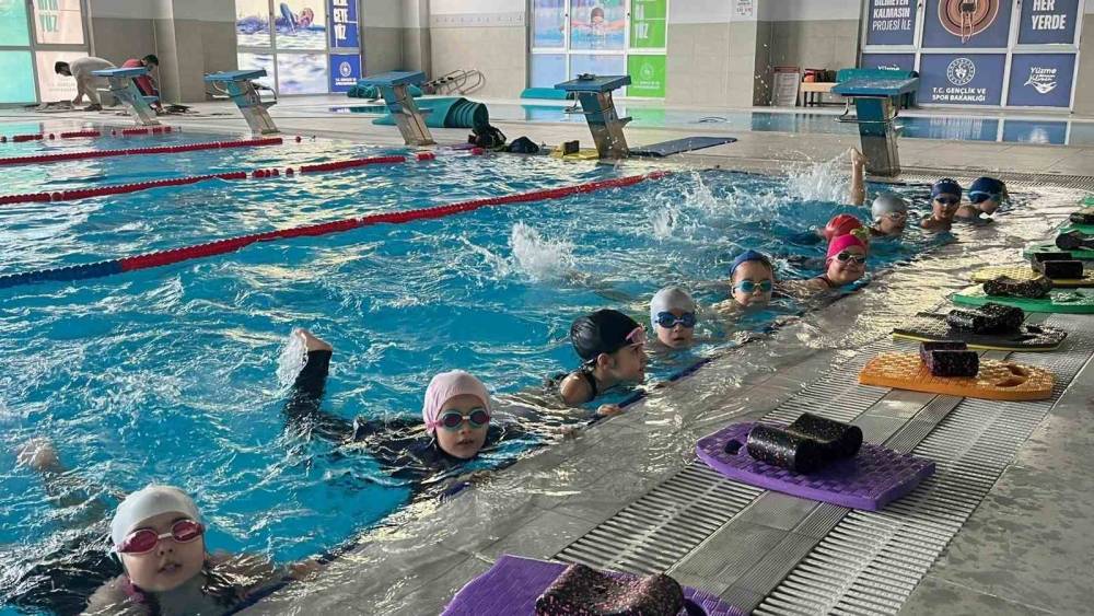 Aydınlı &ccedil;ocuklar y&uuml;zme &ouml;ğrenip, tatilin tadını &ccedil;ıkarıyor