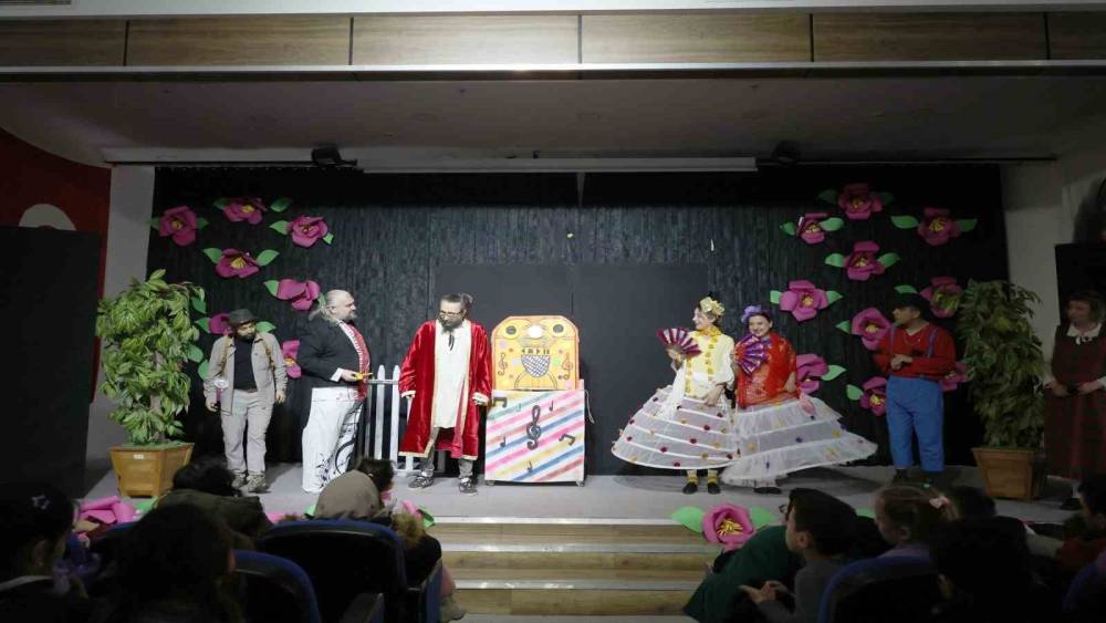 Aydın B&uuml;y&uuml;kşehir Belediyesi&rsquo;nden &ccedil;ocuklara tiyatro ş&ouml;leni