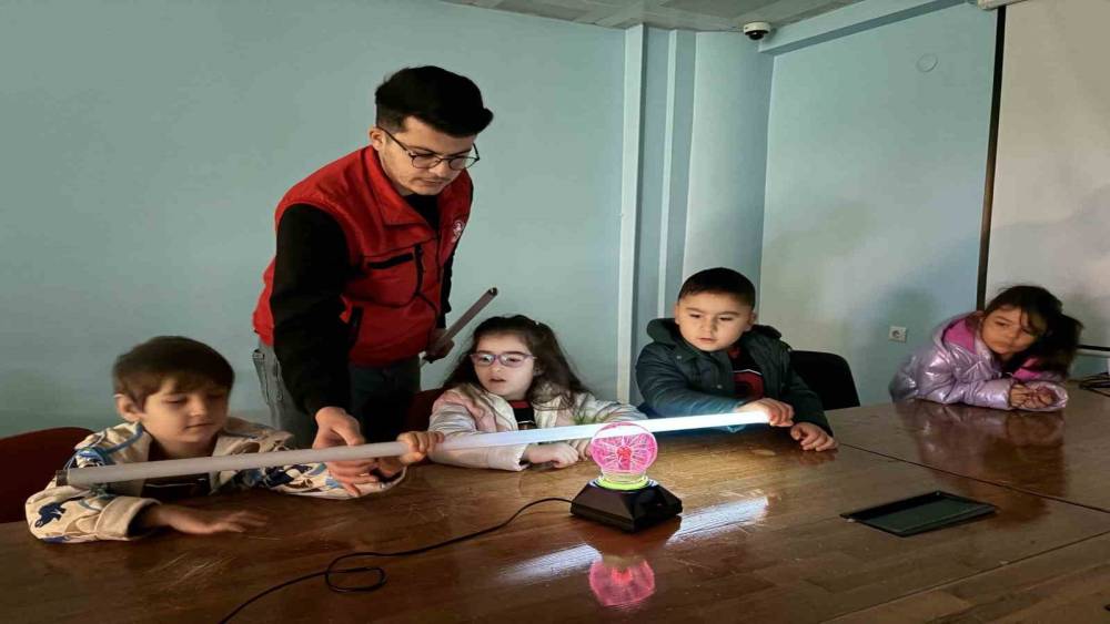 Minikler  Tesla Bobini  ile bilimin izini s&uuml;rd&uuml;