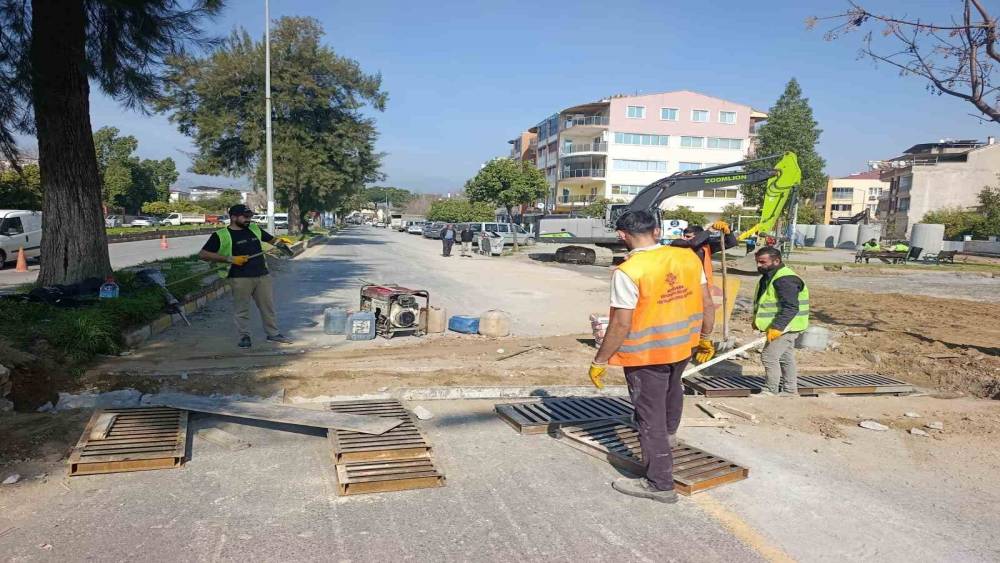 B&uuml;y&uuml;kşehir ekipleri kentin d&ouml;rt bir yanında &ccedil;alışmalarını s&uuml;rd&uuml;r&uuml;yor
